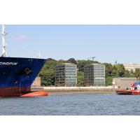 873_8050 Ein Frachtschiff läuft mit Schlepperhilfen in den Hamburger Hafen ein. | Grosse Elbstrasse - Bilder vom Altonaer Hafenrand.
